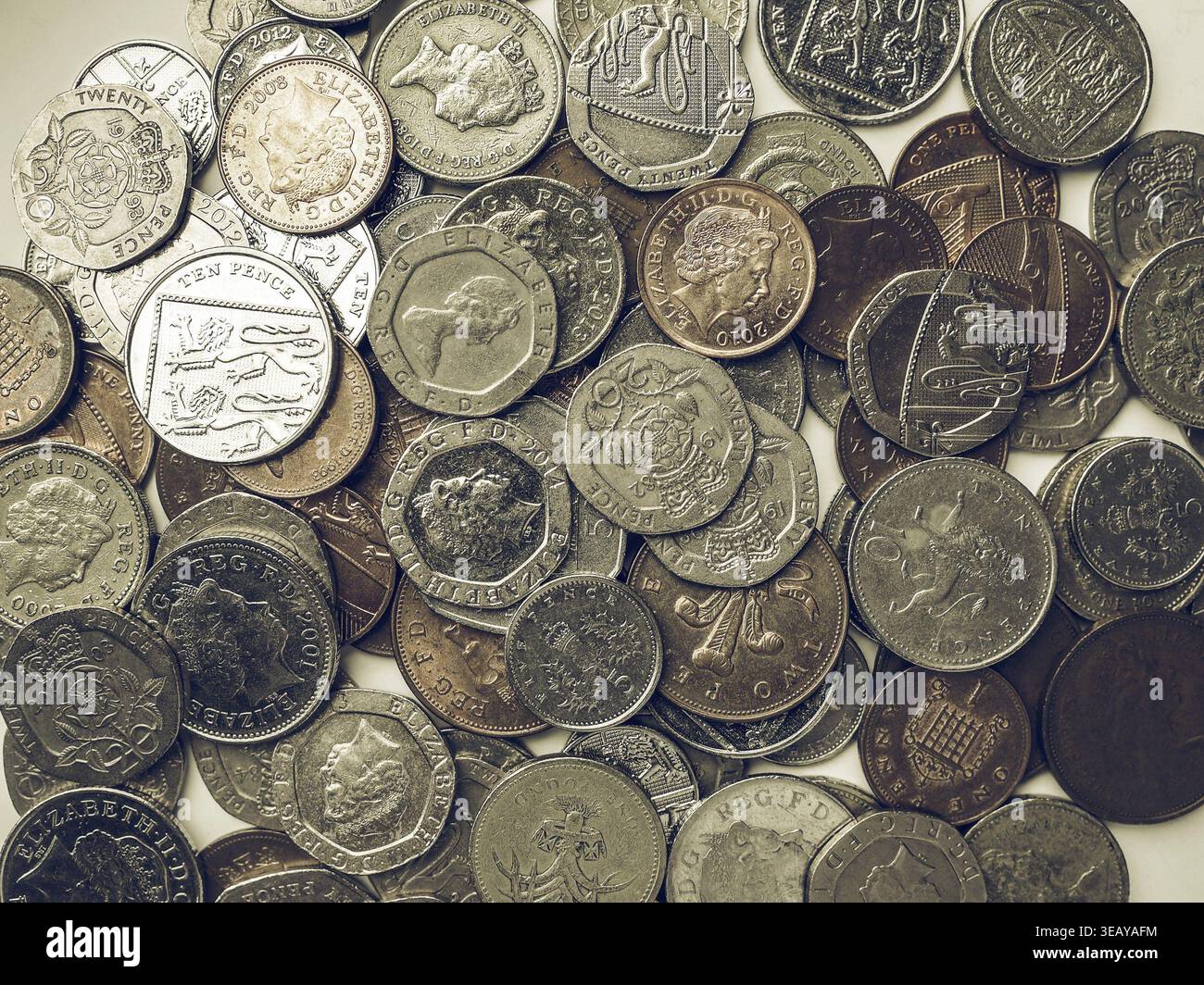 LONDRA, Regno Unito - 1 AGOSTO 2015: Valuta inglese vintage Looking British Pound Coins del Regno Unito Foto Stock