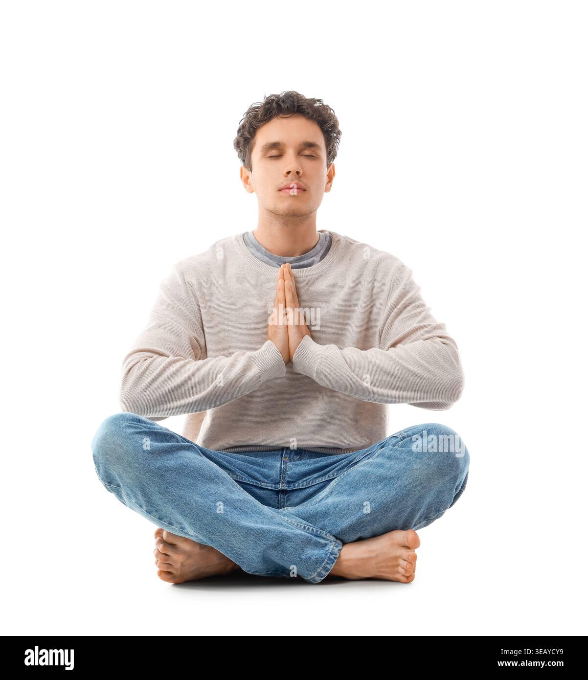 Giovane uomo meditando su sfondo bianco Foto Stock