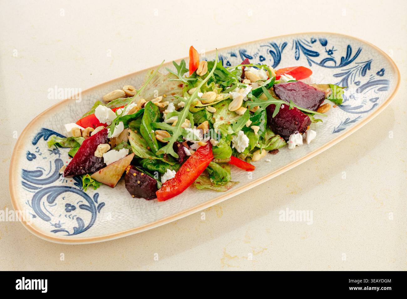 insalata con formaggio, barbabietole e verdure Foto Stock