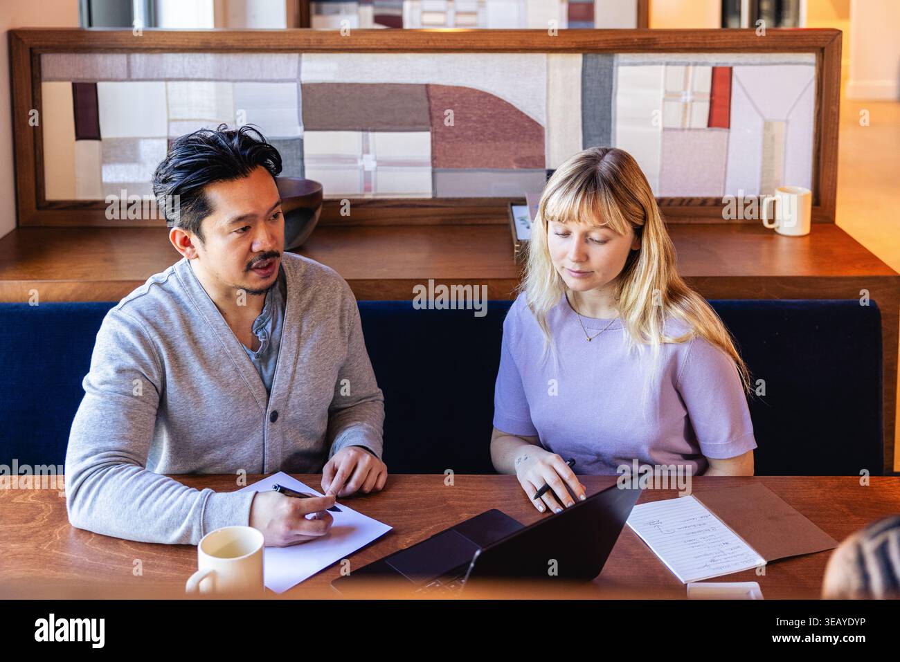 Giovani team creativi che lavorano insieme a una riunione d'ufficio Foto Stock