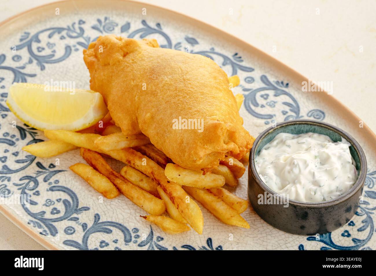 Fish and chips e patatine fritte con salsa Foto Stock