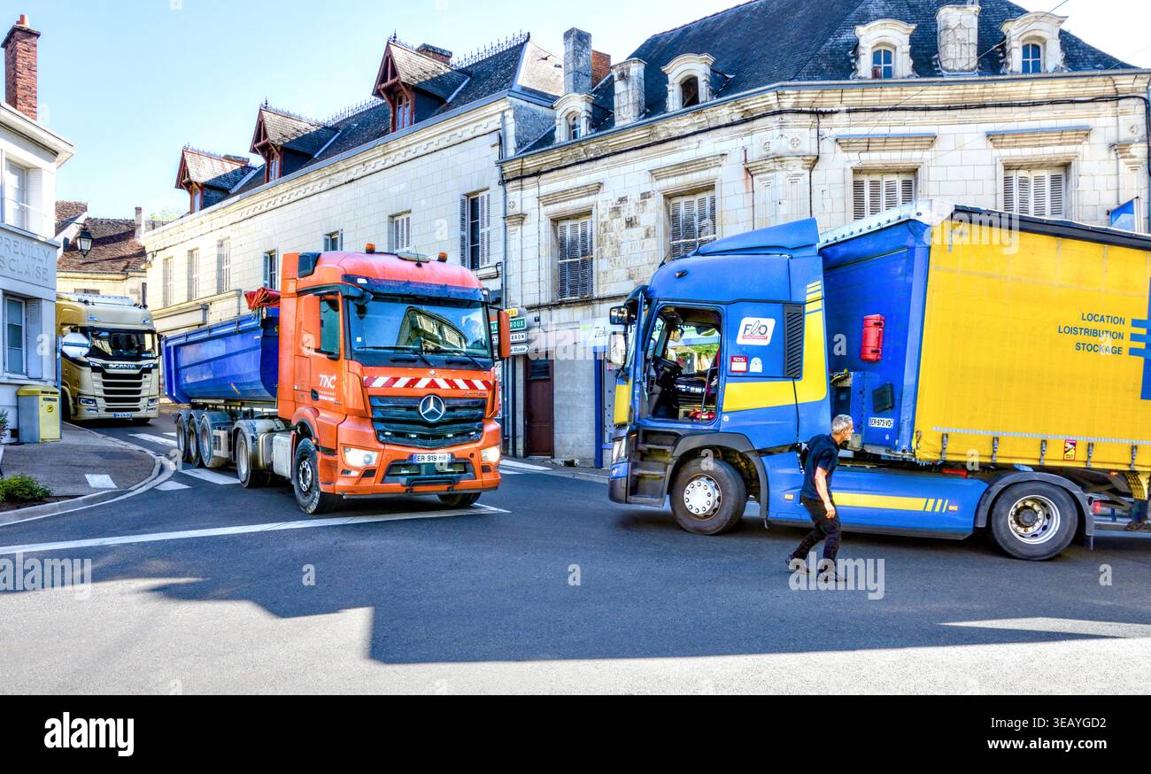 I veicoli pesanti hanno difficoltà a negoziare e girare all'incrocio stradale del centro città - Preuilly-sur-Claise, Indre-et-Loire (37), Francia. Foto Stock