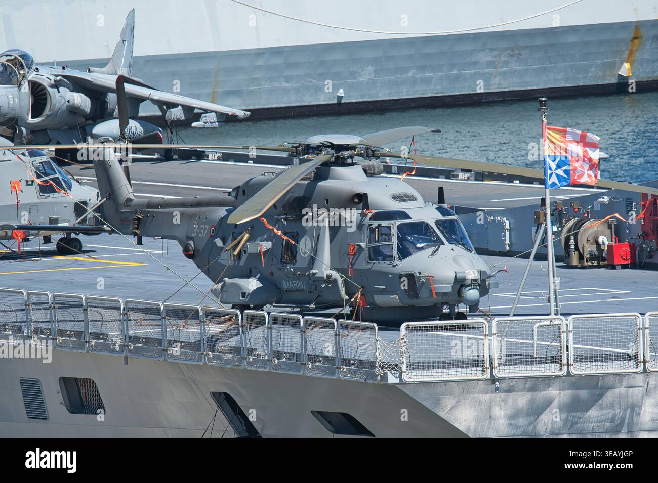 La marina italiana NH90 NFH (MM.81612, 3-37) è fissata sul ponte di volo Cavour, radar dome visible, Yokosuka Japan, 24 agosto 2024 Foto Stock