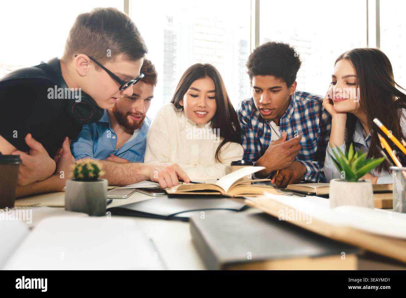 Gruppo di studenti che collaborano al progetto in Modern Study Space in Urban area Foto Stock