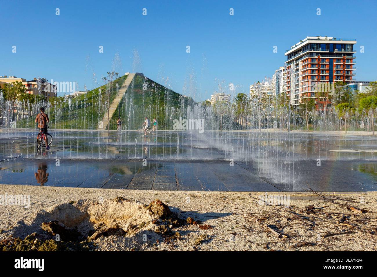 Persone che si godono una giornata di sole al Parco Valona in Albania Foto Stock