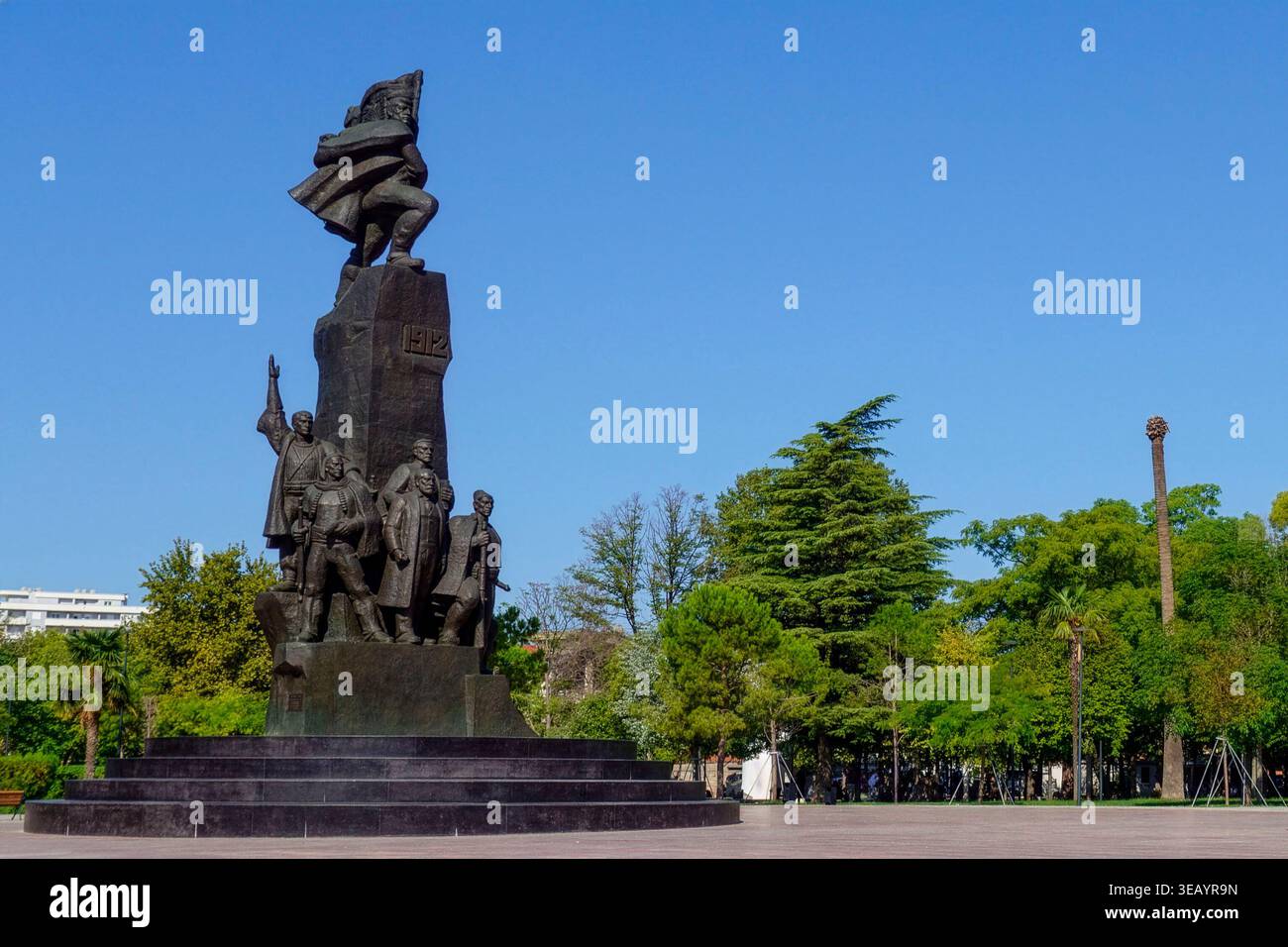 Monumento all'indipendenza a Vlore in Albania per commemorare la dichiarazione di indipendenza del 1912 sotto un cielo azzurro Foto Stock