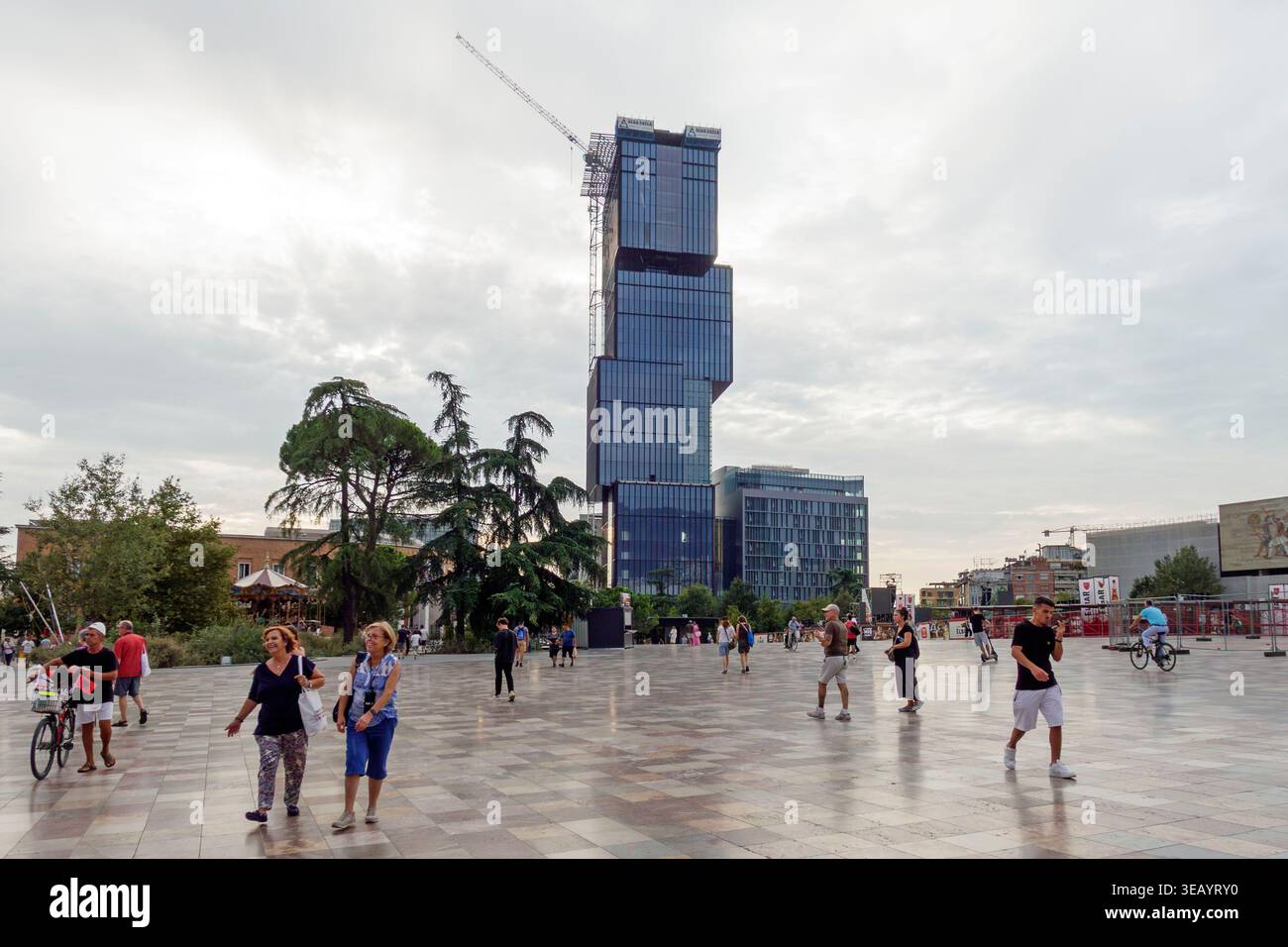 Piazza Skanderbeg a Tirana, Albania, con il grattacielo dall'aspetto strano conosciuto come gli "occhi di Tirana". Foto Stock