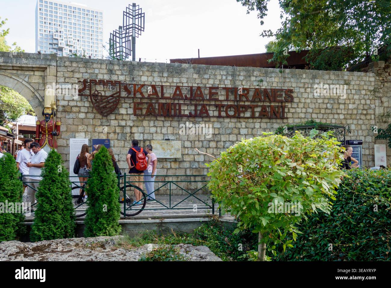 L'ingresso al Castello di Tirana presenta un muro di pietra con la segnaletica metallica della famiglia Toptani in Albania, Europa dell'Est Foto Stock