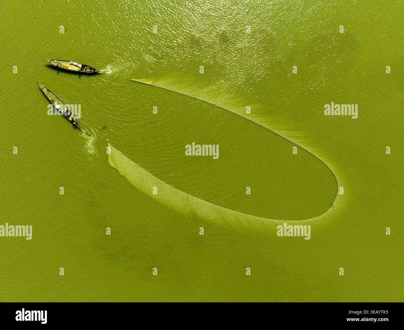 Vista aerea delle barche che galleggiano vicino a una piccola isola con acqua verde, Bogura, Rajshahi Division, Bangladesh. Foto Stock