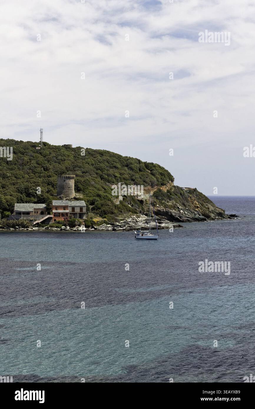 Marine de Meria, torre genovese restaurata, sulla costa orientale di Cap Corse, Corsica - Marine de Meria, torre genovese restaurata sulla costa orientale di Cap Co Foto Stock