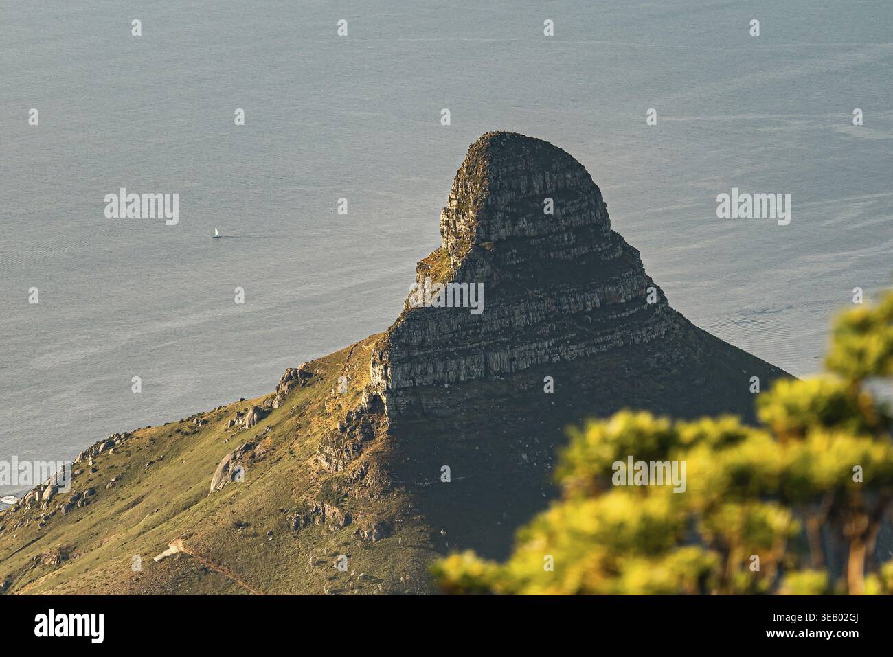 Ammira la montagna Lion's Head da Table Mountain. Tramonto, ottobre caldo. Città del Capo, Sud Africa Foto Stock