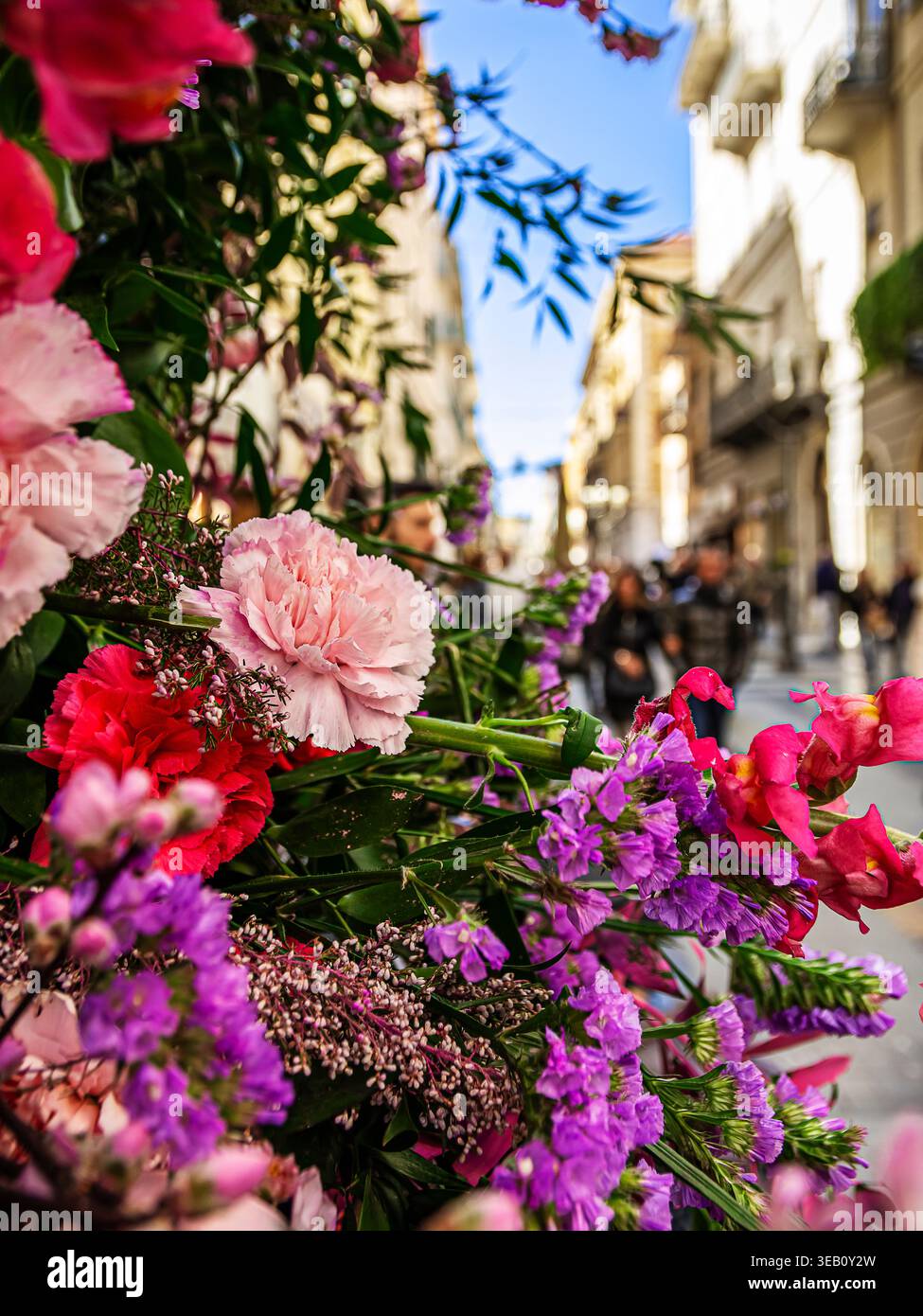 Fiori colorati decorano la città di Sanremo Foto Stock