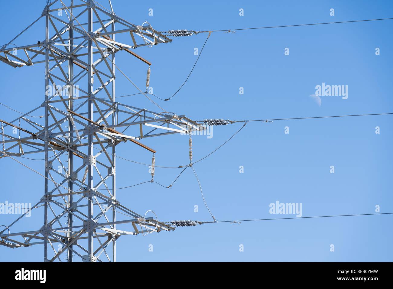 Infrastrutture di trasmissione ad alta tensione e torri in traliccio in acciaio fondamentali per la gestione della carenza di energia e l'aumento dei prezzi dell'elettricità nel settore industriale Foto Stock