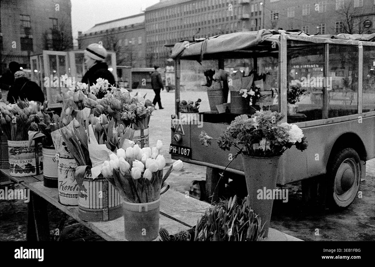 Lahti, Finlandia - 26 marzo 1961: Commercio di fiori nella piazza del mercato di Lahti Foto Stock