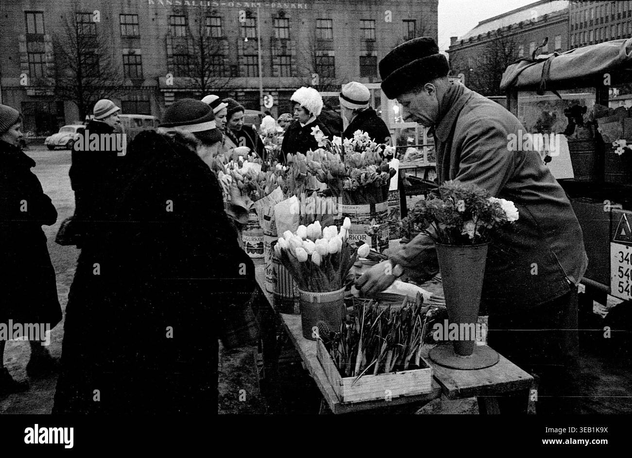 Lahti, Finlandia - 26 marzo 1961: Commercio di fiori nella piazza del mercato di Lahti Foto Stock