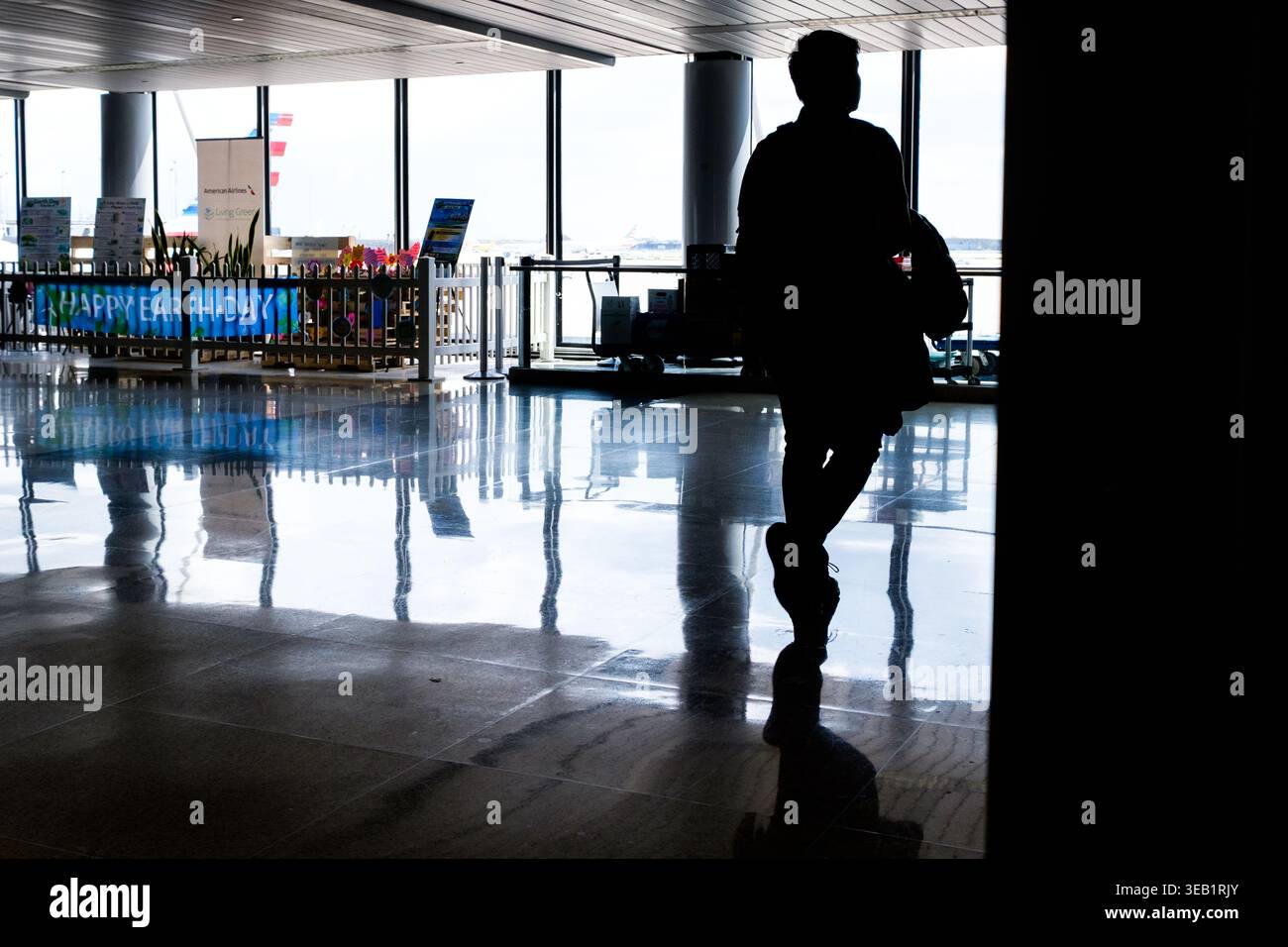 Viaggiatori all'ampio e vasto aeroporto internazionale o'Hare di Chicago, Chicago, Illinois, Stati Uniti. Foto Stock