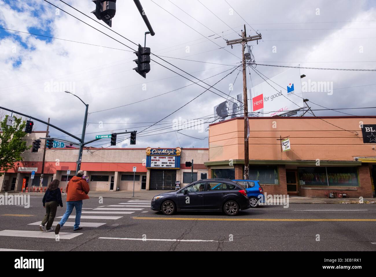 I Pedetrians attraversano Hawthorne Boulevard, Portland O. Foto Stock