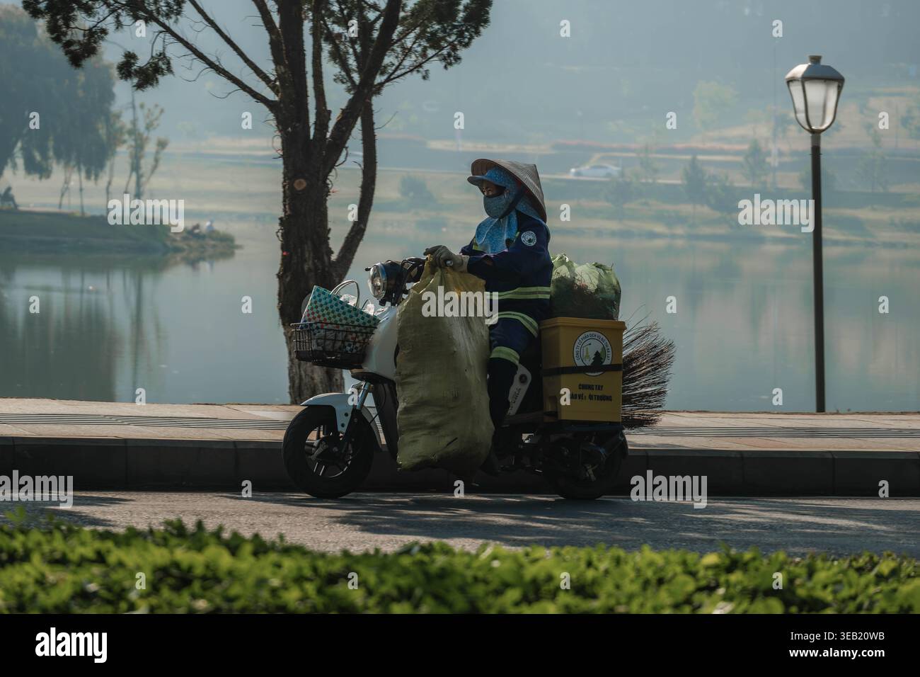 Dipendente di igienizzazione su un percorso Foto Stock
