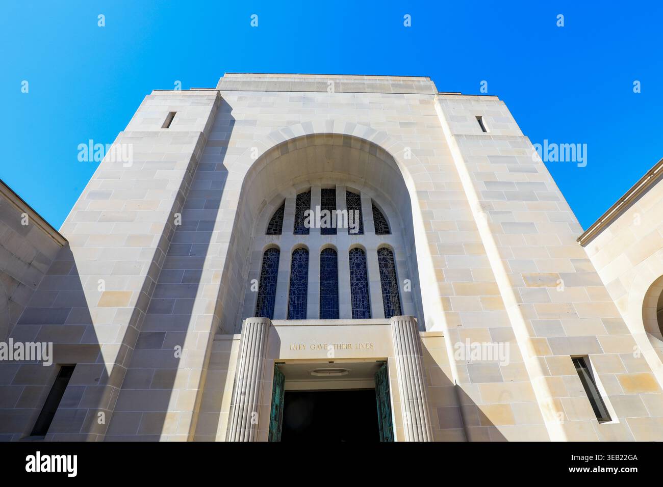 Canberra, ACT, Australia 18 novembre 2025– muro di papaveri rossi all'Australian War Memorial, posto in omaggio al personale di servizio caduto. Il co Foto Stock