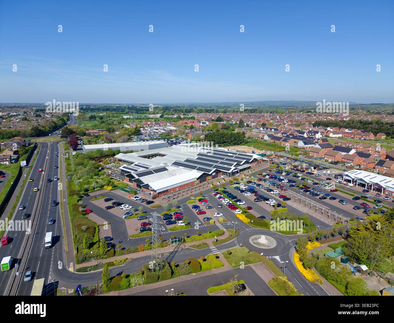 Haskins, un moderno centro giardino a Roundstone, Angmering, con parcheggio per i clienti, fuori dalla A259 Road nel West Sussex, Inghilterra, Regno Unito, in una giornata di sole primaverili. Foto Stock
