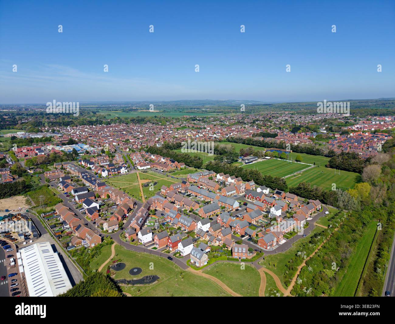 Nuovi alloggi a Cresswell, residenza privata ad Angmering Village, West Sussex, Regno Unito, con altri nuovi alloggi in lontananza. Vista aerea, giorno di sole. Foto Stock
