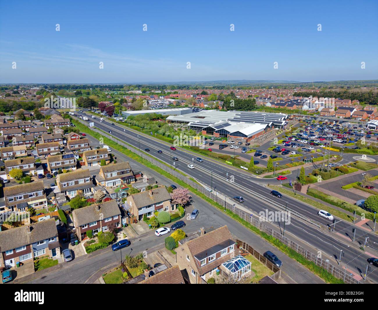 Vista aerea sulla A259 che mostra abitazioni residenziali in zone di East Preston e Angmering, mostra Haskins Garden Center nel West Sussex, Inghilterra, Regno Unito. Foto Stock