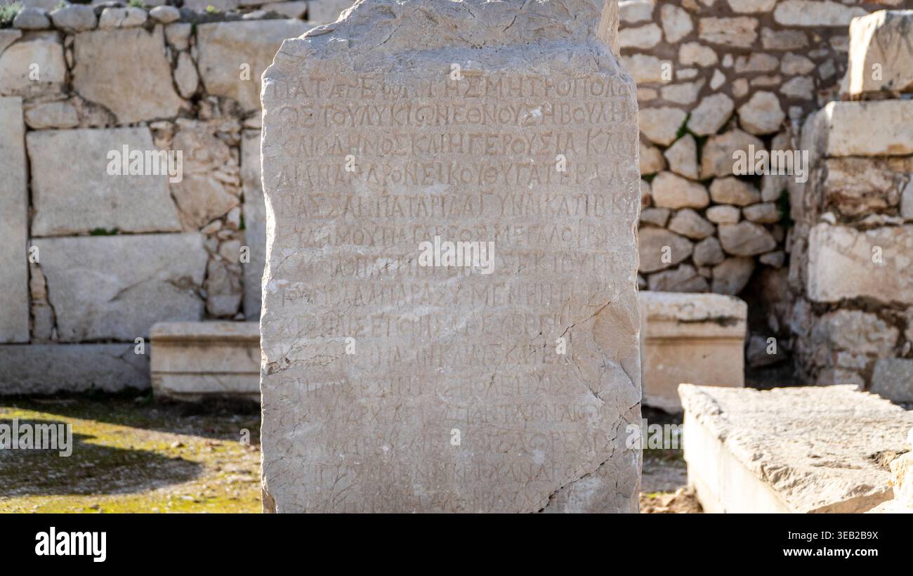 Antica iscrizione greca scolpita in una lastra di pietra nel sito archeologico di Patara, Antalya, Turchia Foto Stock