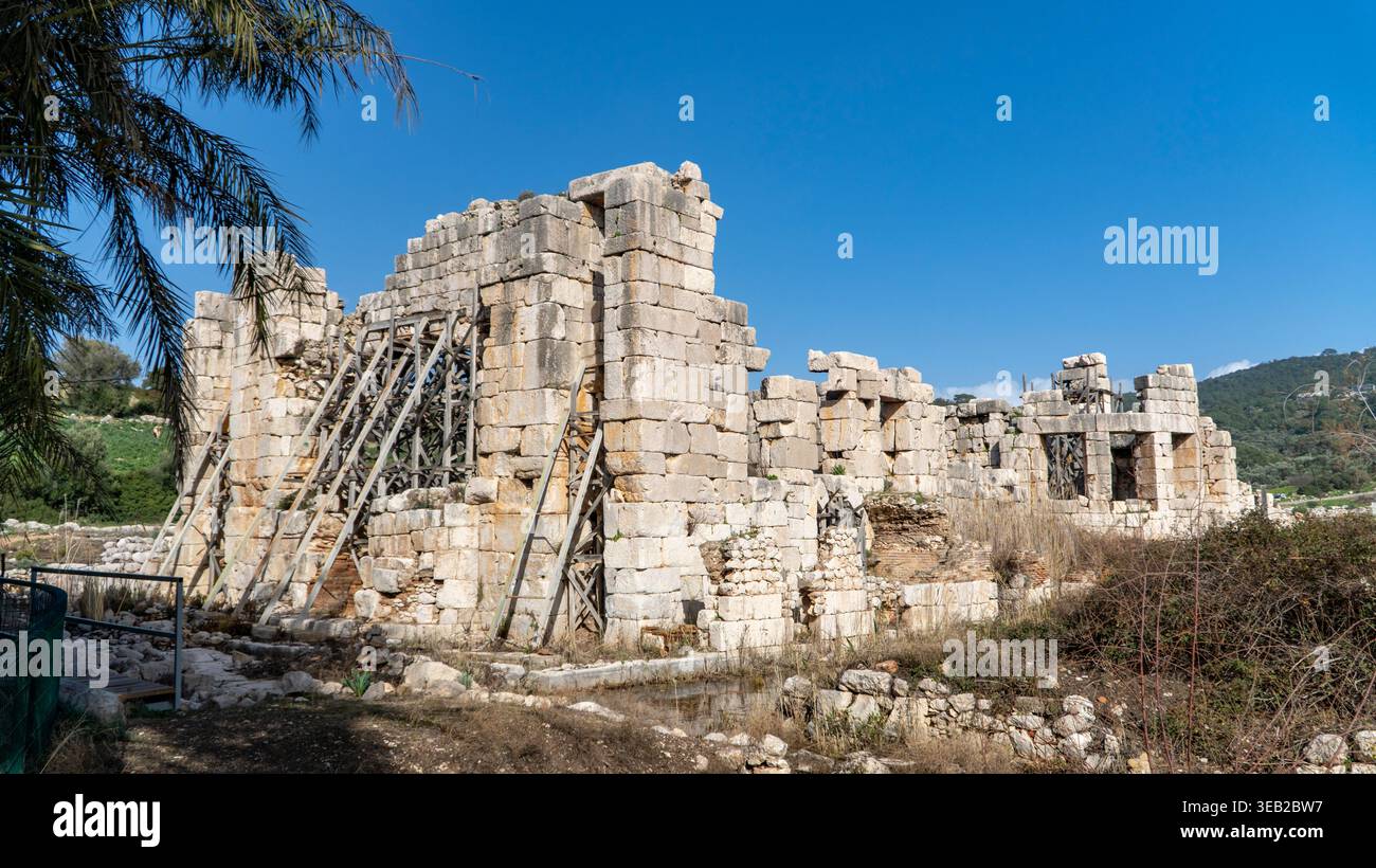 Rovine in pietra parzialmente erette con impalcature in legno nel sito archeologico di Patara, Licia, Turchia. Lavori di conservazione attivi presso un importante ancien Foto Stock