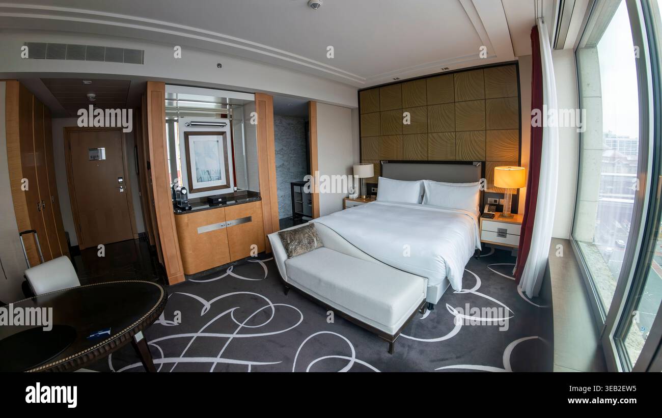 Berlino, Germania - 16 febbraio 2026: Elegante camera con letto king size al Waldorf Astoria Berlin Foto Stock