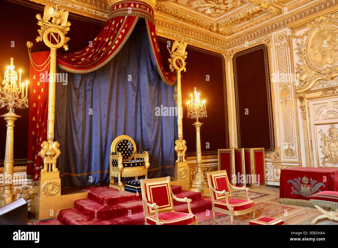 Napoleone fu la prima sala del trono nel castello di Fontainebleau, in Francia, con decorazioni imperiali e ornamenti dorati Foto Stock