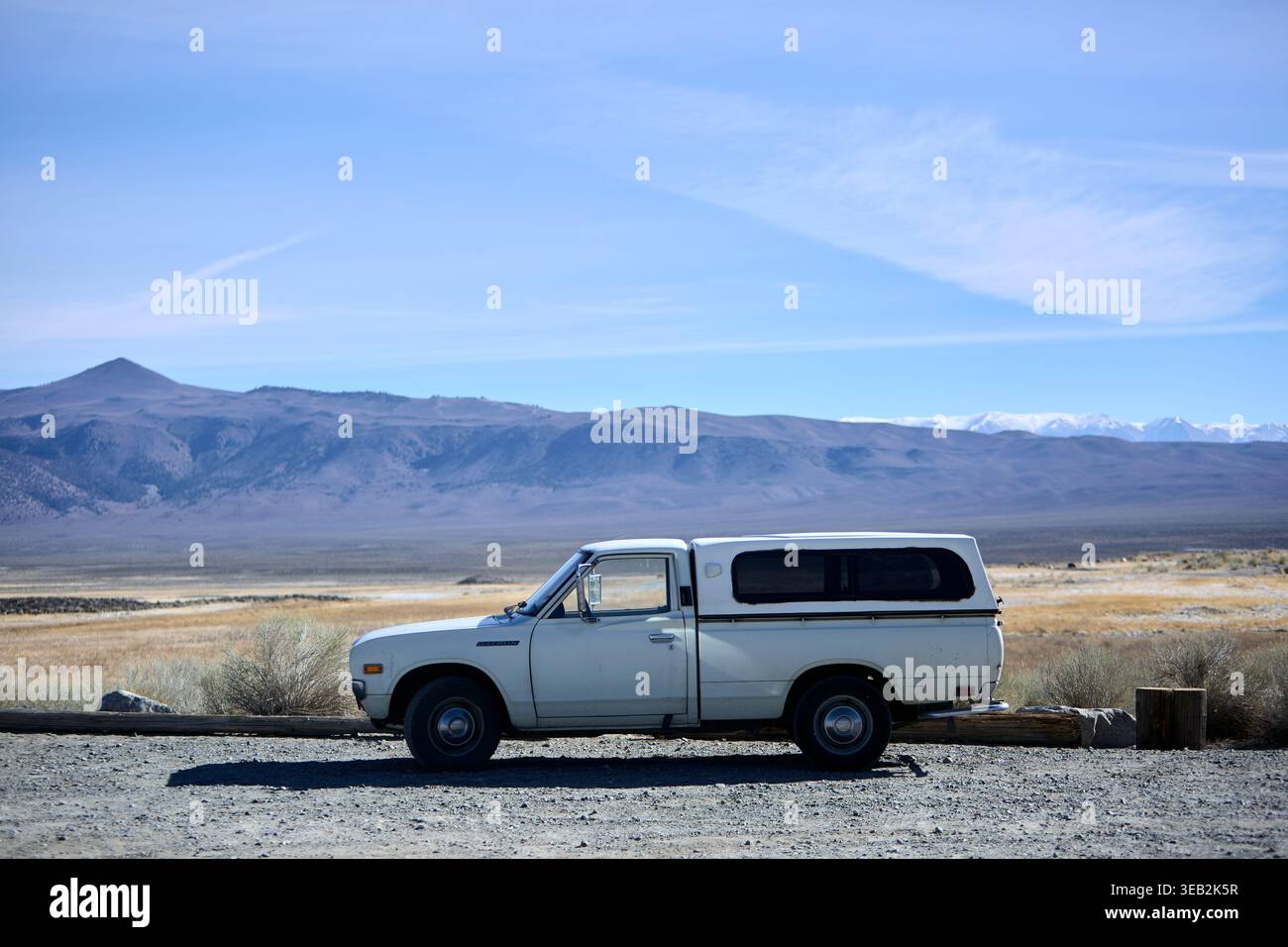 Pick-up d'epoca con conchiglia di camper nel paesaggio desertico Foto Stock