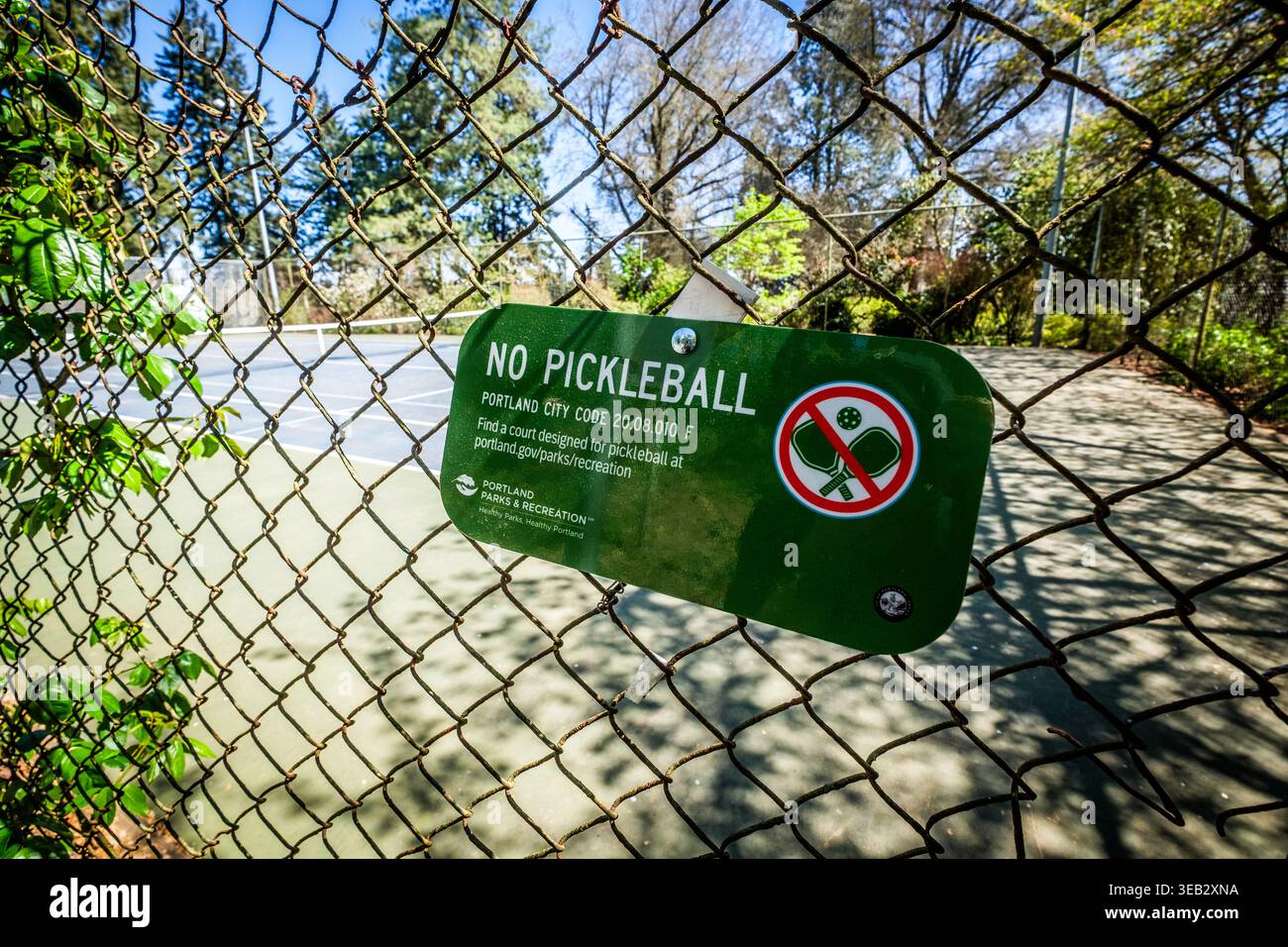 Nessun cartello da pickleball su un campo da tennis del parco a Portland, Oregon, Stati Uniti. Foto Stock