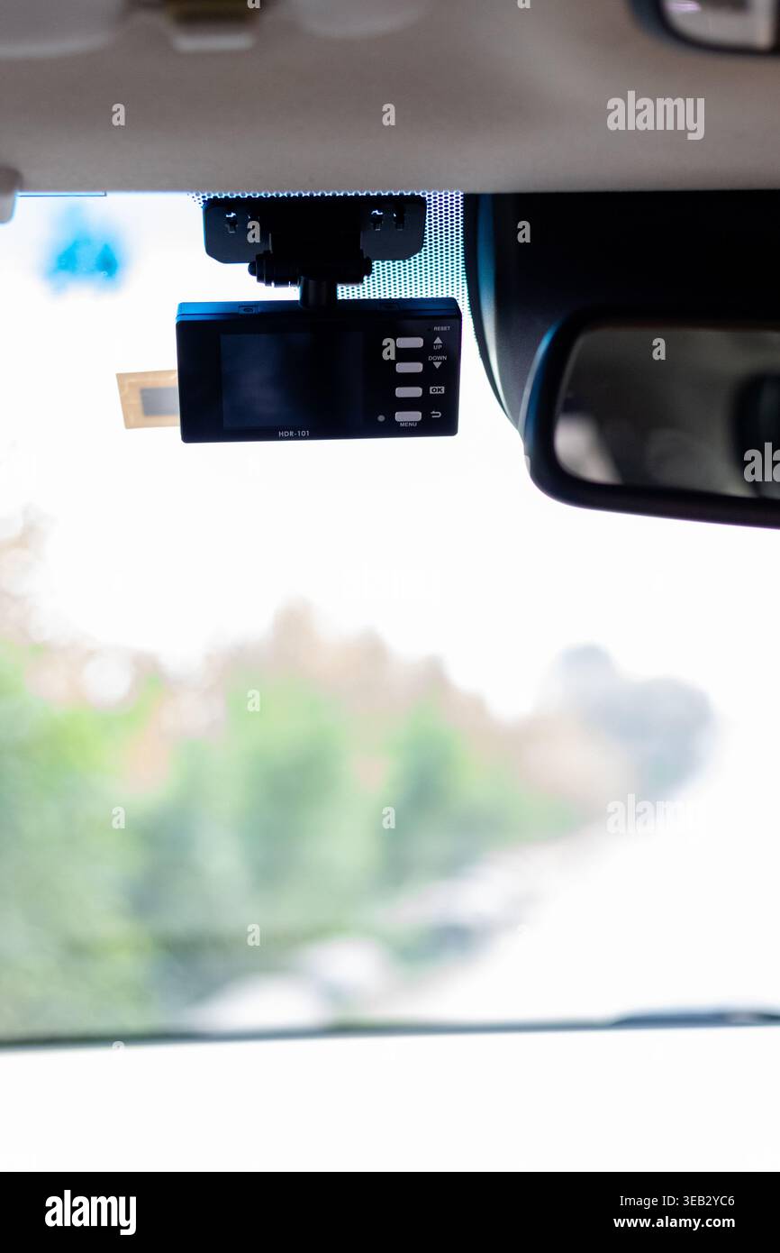 Registratore per auto Dash Cam montato all'interno del veicolo per la sicurezza di guida Foto Stock