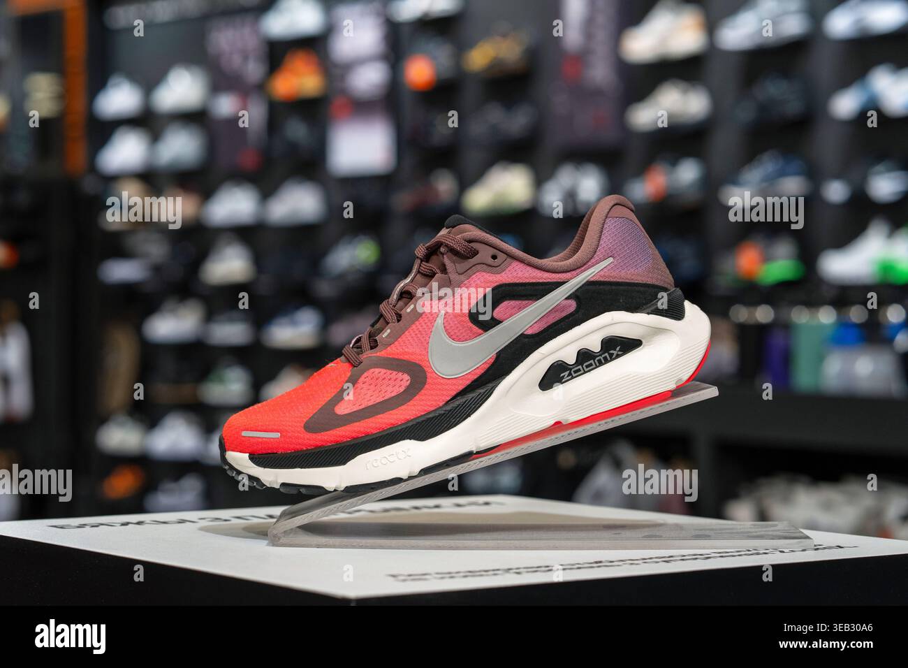 Nuovo modello di sneaker Nike all'interno del Nike brand Store. Scarpe da corsa da strada - Nike Air Zoom Structure PLUS. Minsk, Bielorussia - 30 marzo 2026 Foto Stock