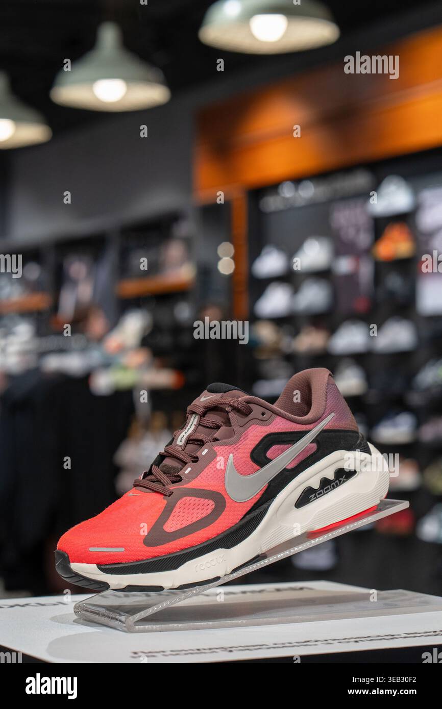 Nuovo modello di sneaker Nike all'interno del Nike brand Store. Scarpe da corsa da strada - Nike Air Zoom Structure PLUS. Minsk, Bielorussia - 30 marzo 2026 Foto Stock