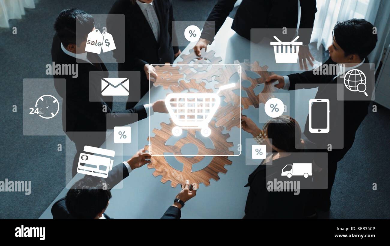 Un team aziendale diversificato collabora attorno a un tavolo, discutendo strategie di e-commerce con icone digitali che descrivono vendite, marketing e innovazione Foto Stock