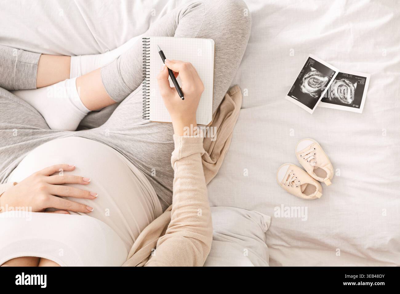 Cattura momenti di gioia mentre ti prepari per un nuovo bambino durante la gravidanza Foto Stock