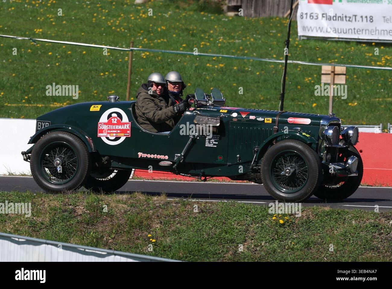 Auto d'epoca in azione durante la tappa speciale di Rechberg nell'ambito della Suedsteiermark Classic, tenutasi il 24 aprile 2026 in Stiria, Austria. L'immagine mostra Guenter Schwarzbauer, Gottfried Sommerauer (Alvis Silver Eagle 16/95) BJ 1934. Foto Stock