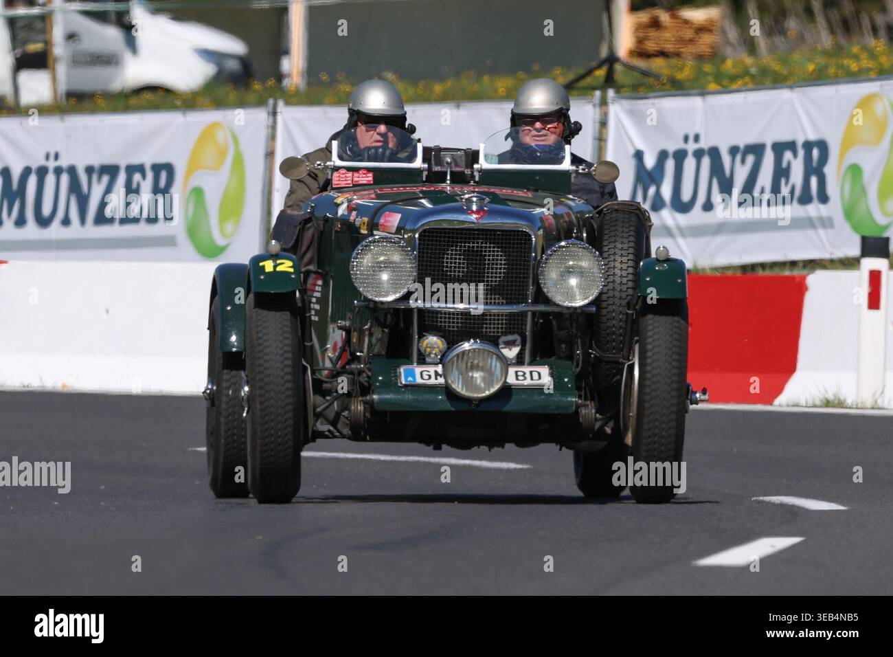 Auto d'epoca in azione durante la tappa speciale di Rechberg nell'ambito della Suedsteiermark Classic, tenutasi il 24 aprile 2026 in Stiria, Austria. L'immagine mostra Guenter Schwarzbauer, Gottfried Sommerauer (Alvis Silver Eagle 16/95) BJ 1934. Foto Stock