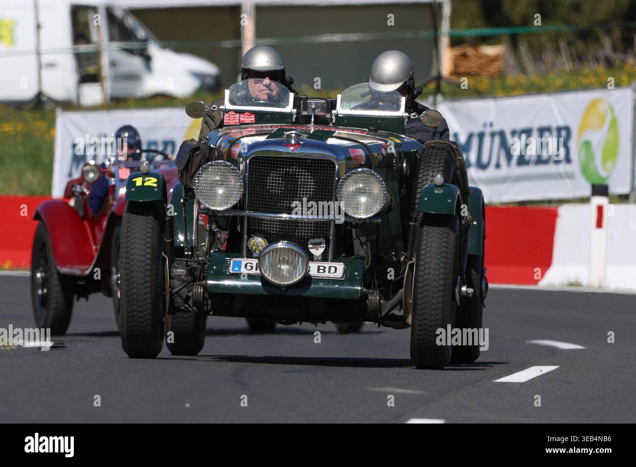 Auto d'epoca in azione durante la tappa speciale di Rechberg nell'ambito della Suedsteiermark Classic, tenutasi il 24 aprile 2026 in Stiria, Austria. L'immagine mostra Guenter Schwarzbauer, Gottfried Sommerauer (Alvis Silver Eagle 16/95) BJ 1934. Foto Stock