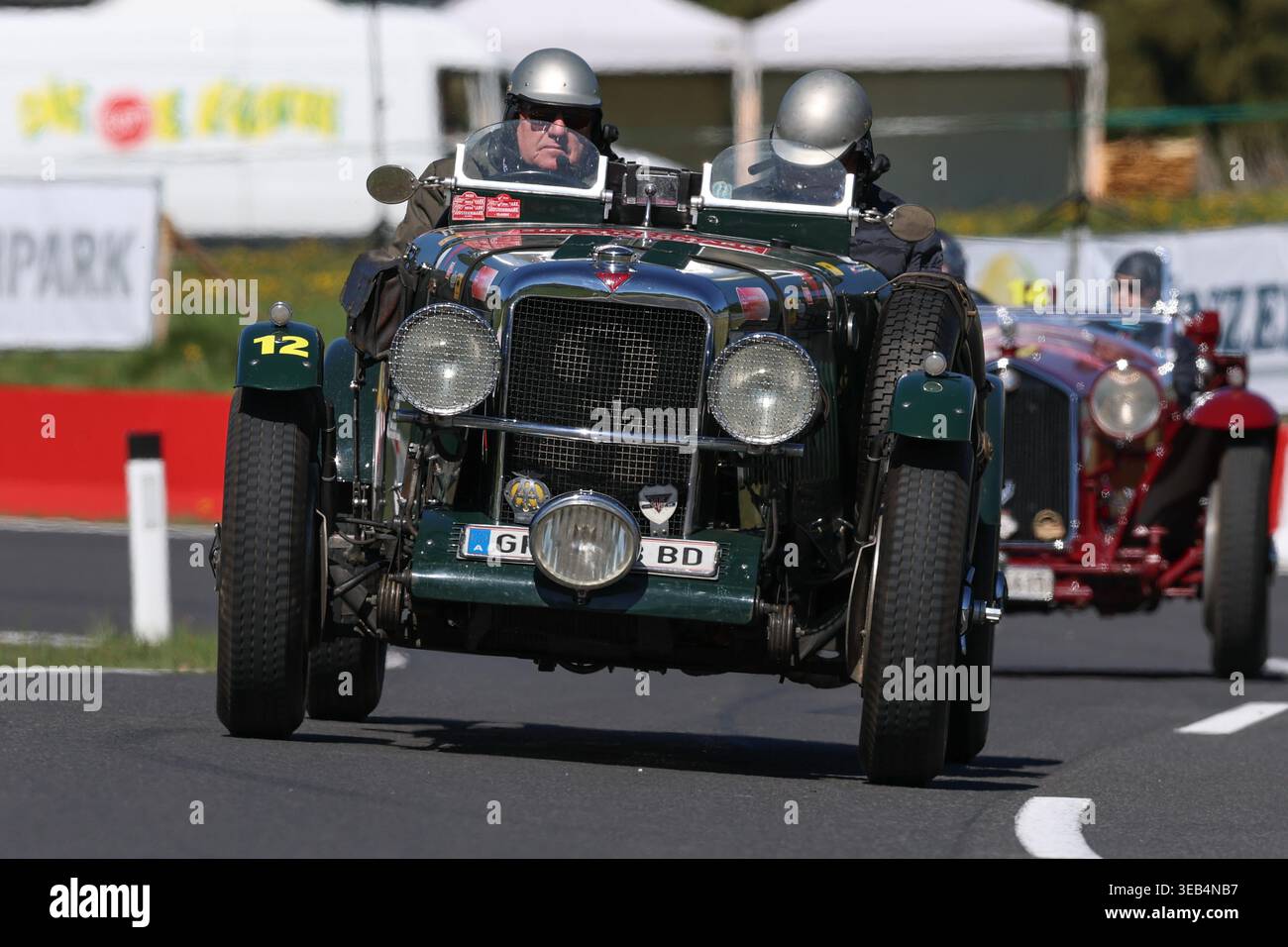 Auto d'epoca in azione durante la tappa speciale di Rechberg nell'ambito della Suedsteiermark Classic, tenutasi il 24 aprile 2026 in Stiria, Austria. L'immagine mostra Guenter Schwarzbauer, Gottfried Sommerauer (Alvis Silver Eagle 16/95) BJ 1934. Foto Stock