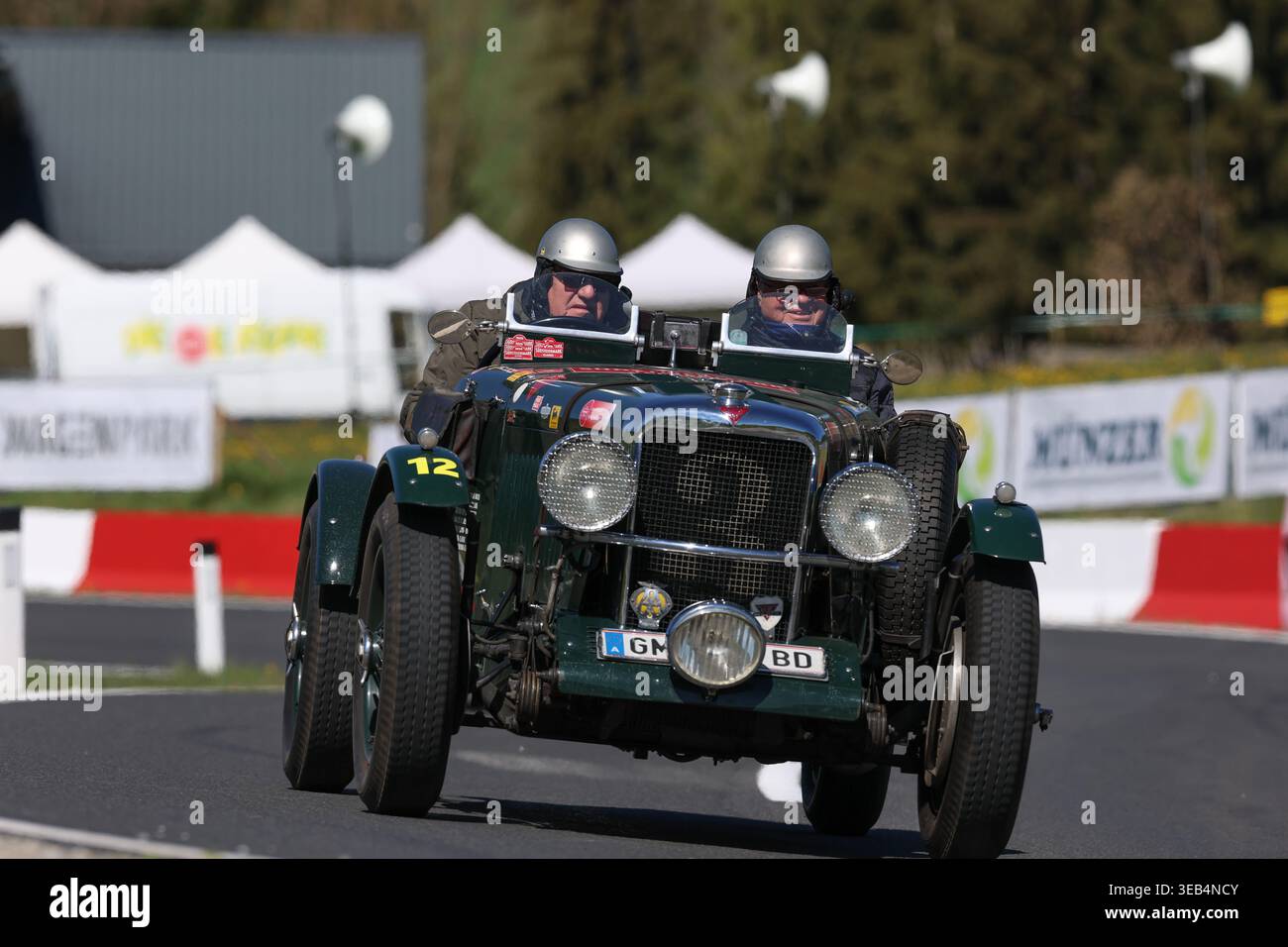 Auto d'epoca in azione durante la tappa speciale di Rechberg nell'ambito della Suedsteiermark Classic, tenutasi il 24 aprile 2026 in Stiria, Austria. L'immagine mostra Guenter Schwarzbauer, Gottfried Sommerauer (Alvis Silver Eagle 16/95) BJ 1934. Foto Stock