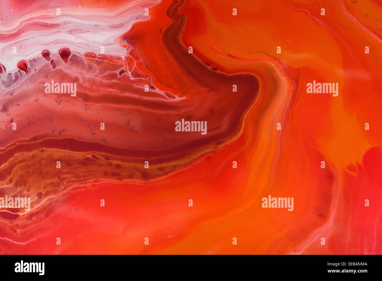 Vivace pittura astratta che presenta vivaci sfumature rosse e arancioni con dettagli bianchi Foto Stock