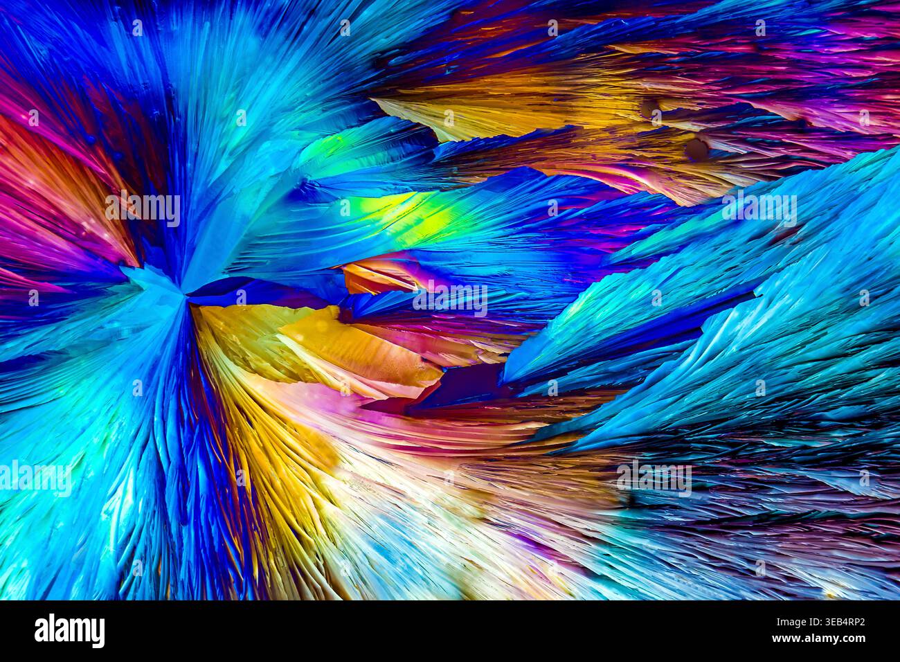 Vista al microscopio dei cristalli di acetato di sodio che formano vivaci pattern iridescenti: Un'esplosione astratta di colore che rivela microstrutture complesse. Foto Stock