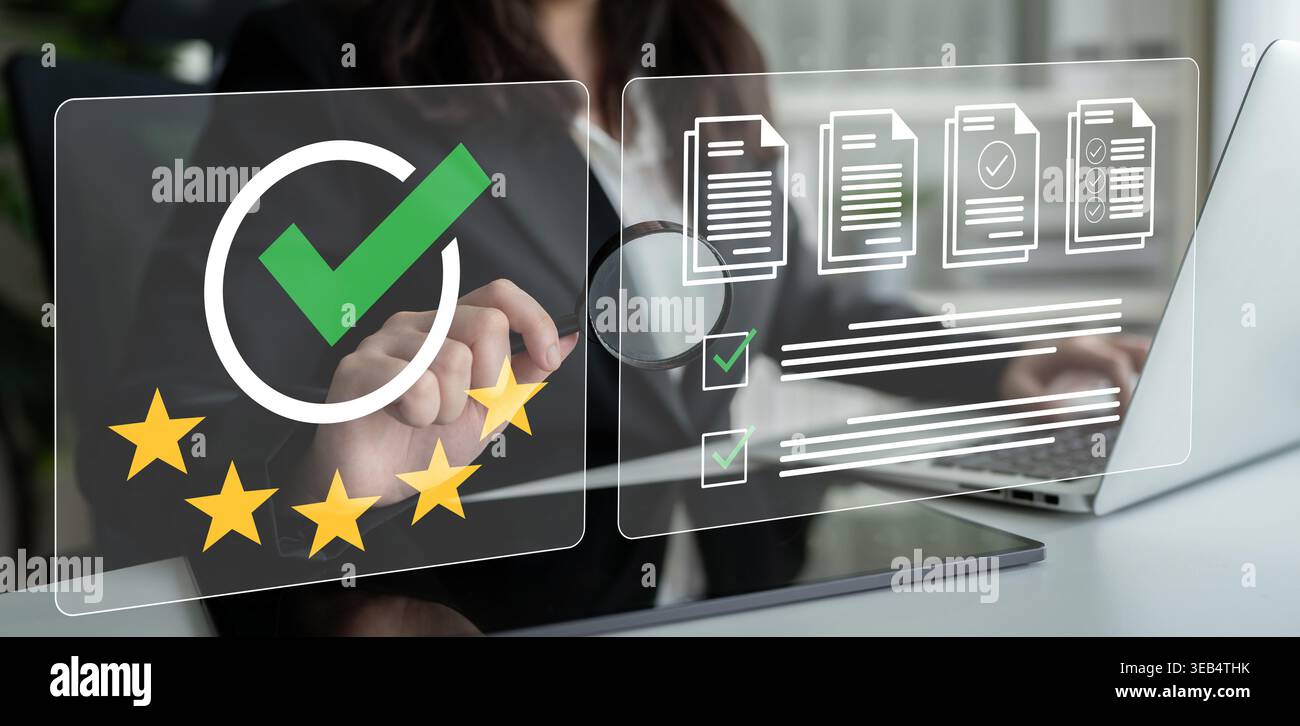 Un professionista utilizza strumenti digitali avanzati per la verifica dei documenti e la valutazione della qualità, circondati da un ufficio organizzato Foto Stock