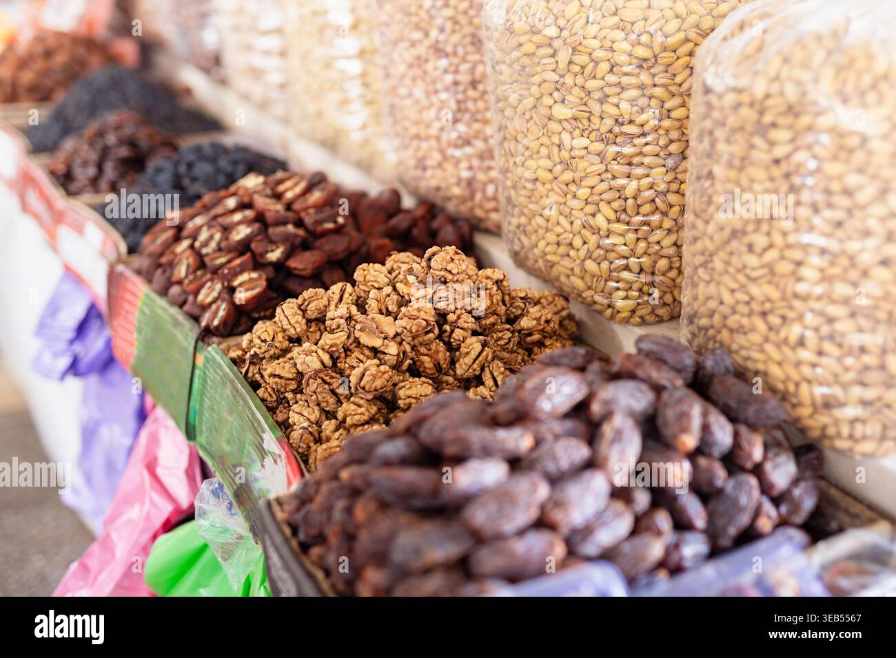 Noci, datteri e pistacchi esposti al bazar Siab a Samarcanda. Frutta secca e frutta a guscio in abbondanza in una tradizionale stalla del mercato dell'Asia centrale, Foto Stock