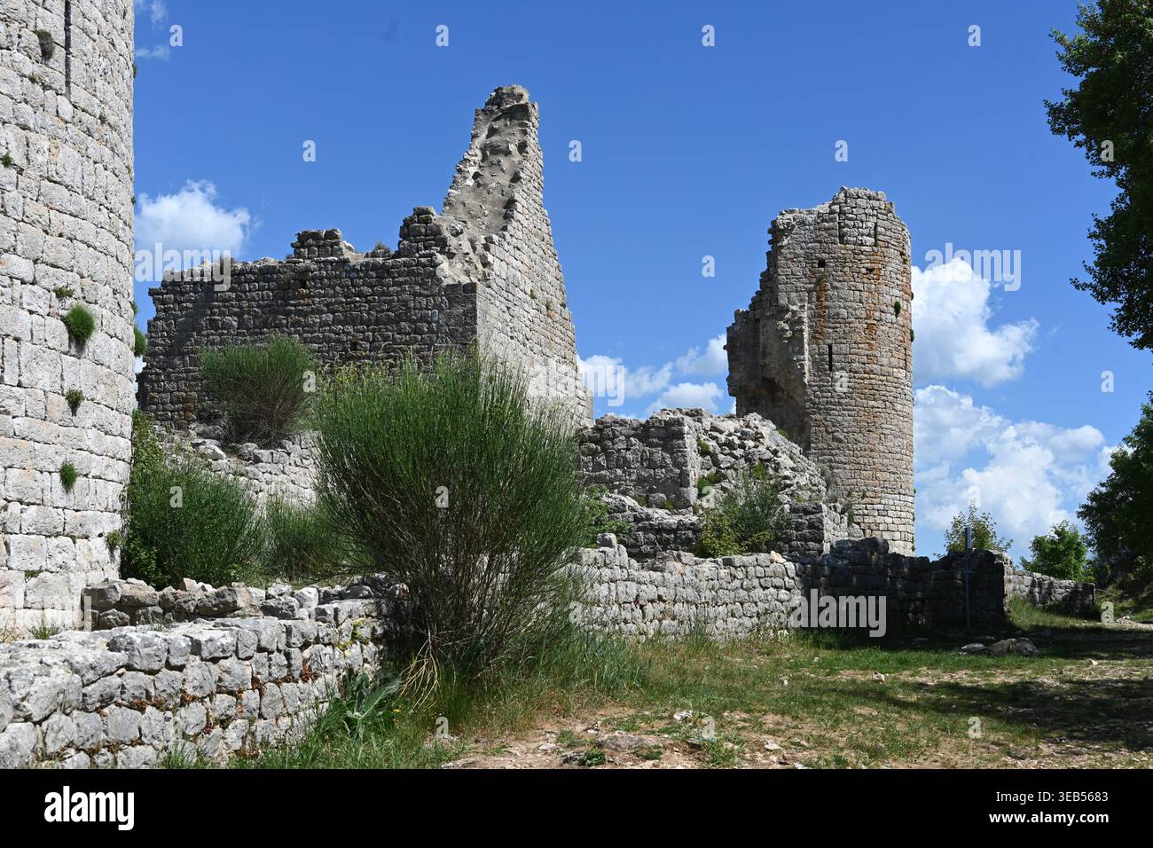 Rovine di pietra di Hilltop sopra Rougiers Var Provence FranceSaint Jean Oppidum, Castrum, Castello o Fortezza Foto Stock