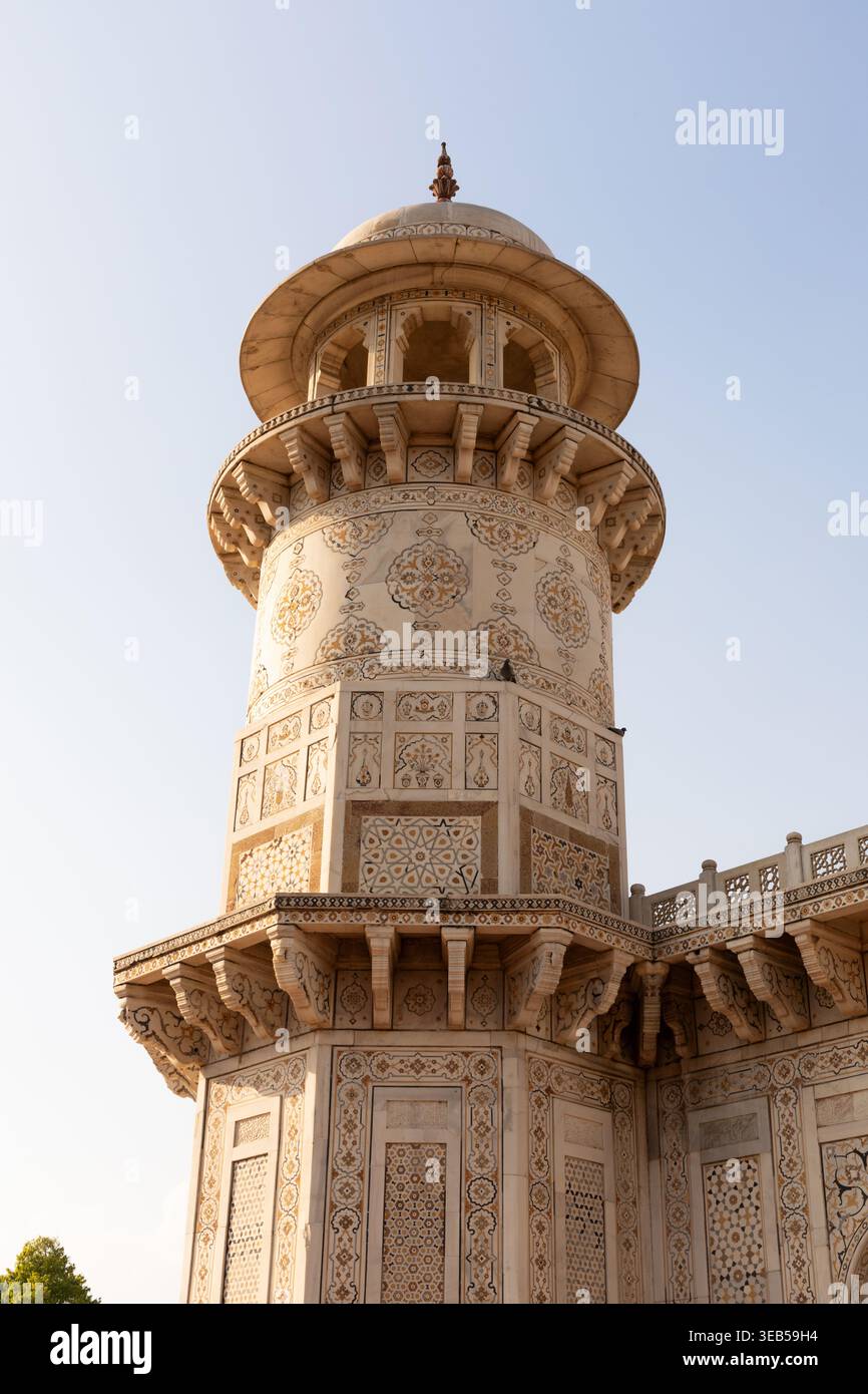 Minareto della Tomba di i'timād-ud-Daulah, un mausoleo mughal situato ad Agra, Uttar Pradesh, India Foto Stock