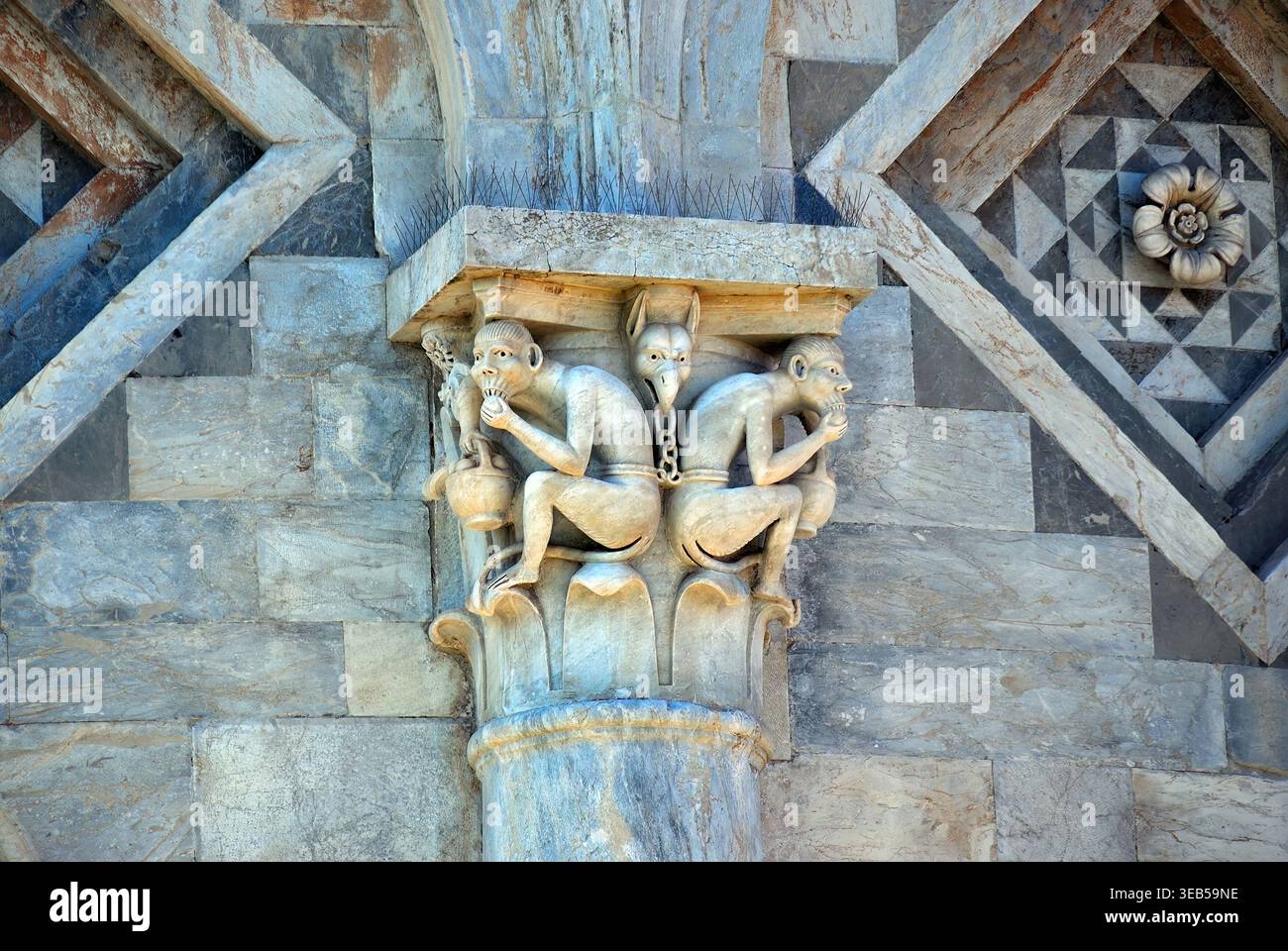 Dettaglio della capitale di una colonna situata sulla Torre Pendente di Pisa in Toscana, Italia. Foto Stock