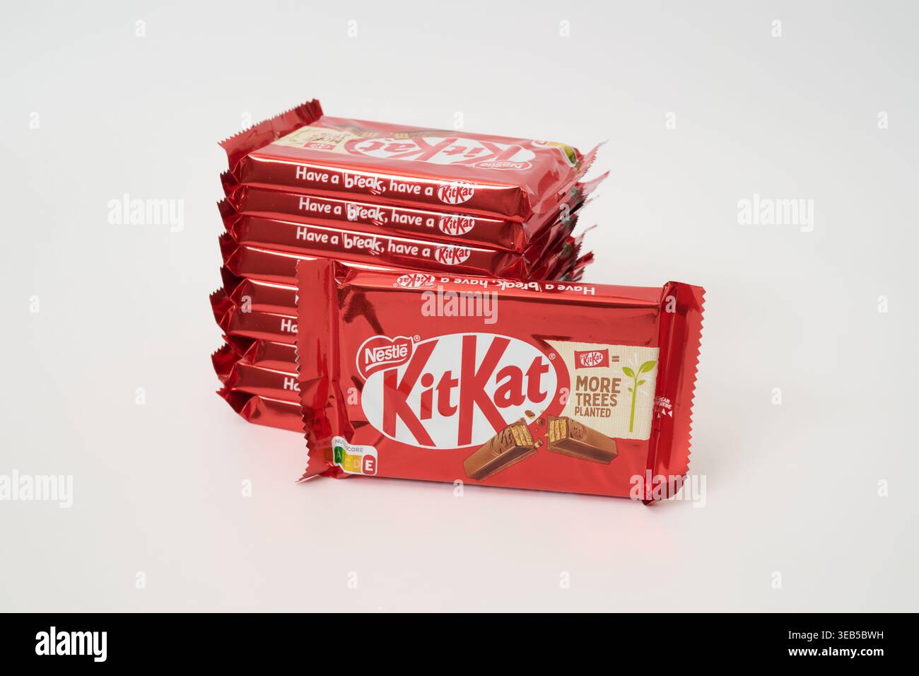 Mosca, Russia - 22 aprile 2026. Delizie al cioccolato: Una pila di bar Kit Kat pronti a soddisfare gli amanti dei dolci ovunque Foto Stock